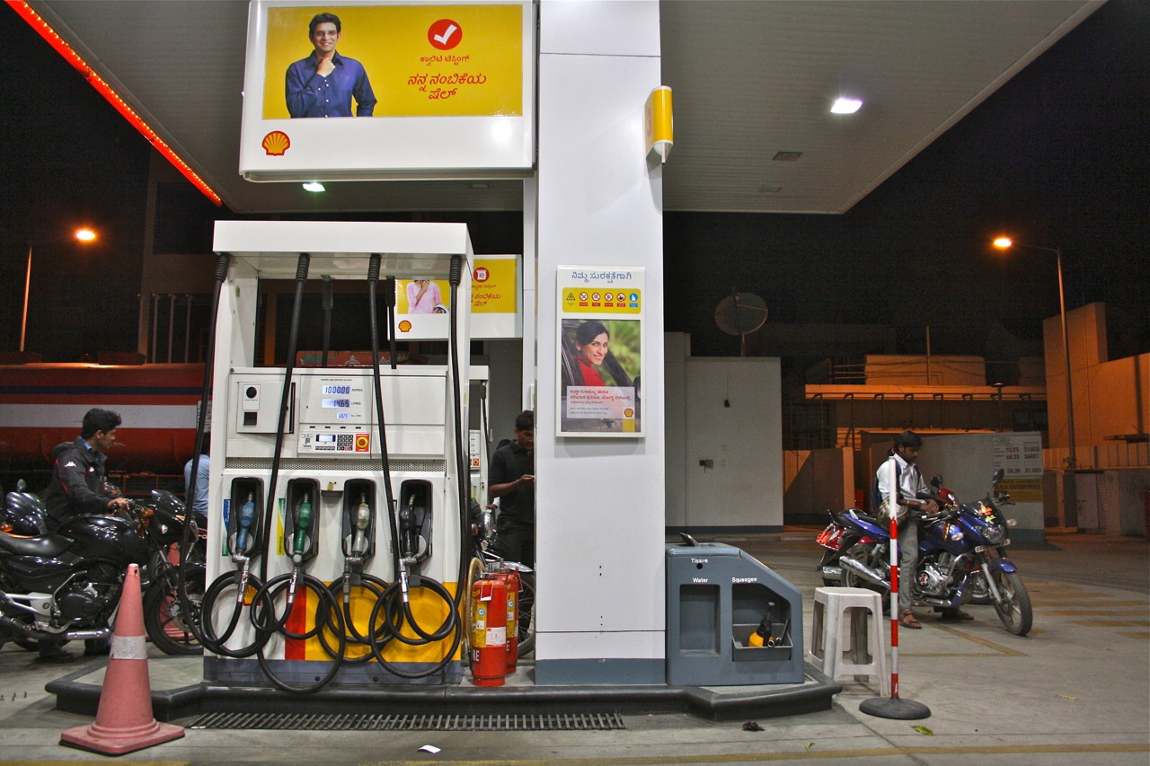 Cashless Petrol Pumps: Big Challenge For Banks & Modi Govt